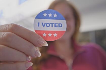 El Servicio Postal de Estados Unidos recomienda a quienes voten por correo que envíen sus boletas al menos una semana antes del día de las elecciones para asegurar que lleguen a tiempo y sean contabilizadas (Archivo)