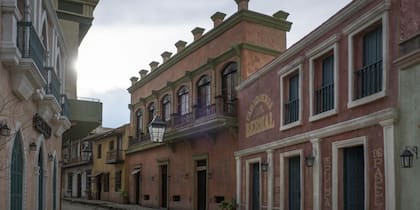El set de Macondo: un pueblo construido desde cero en Alvarado, Tolima, con la cordillera de los Andres colombianos de fondo, para transportar a los espectadores al universo de Gabriel García Márquez
