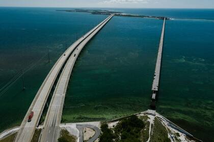 El Seven mile Bridge da acceso a los Cayos de Florida y se ubica sobre el mar como una "estructura flotante"
