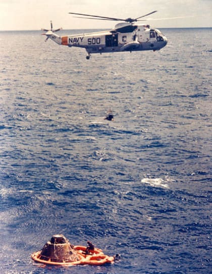 El SH-3A Sea King (NS-305) de US Navy rescata los astronautas del Apollo 14. Este Sea King pasaría a volar con la Segunda Escuadrilla Aeronaval a partir del 2007 cubriendo las operaciones de abastecimiento en la Antártida Argentina. (Foto: gentileza NASA).
