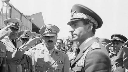 El sha Mohammad Reza Pahlavi recibido por soldados en el aeropuerto de Teherán el 23 de agosto de 1953 cuando regresó de su exilio.