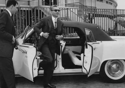 El sha Pahalavi en su Lincoln Continental convertible, en Roma, 1961 (Getty Images)