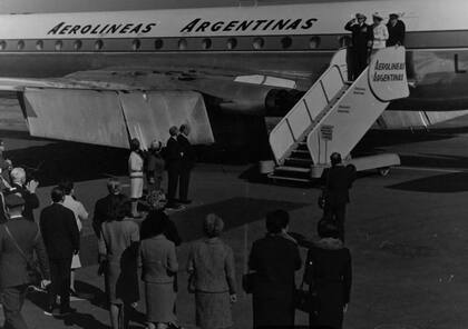 El Sha y Farah aterrizaron en el aeropuerto de Ezeiza, donde fueron recibidos por el presidente Arturo Illia, su esposa Silvia Martorell y una comitiva oficial. Hubo banda militar, escuadrilla aérea de bienvenida y un despliegue propio de una superproducción diplomática