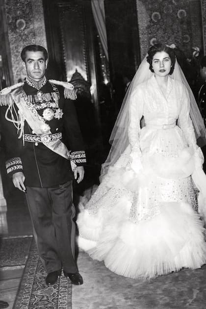 El Sha y Soraya el día de su boda, el 12 de febrero de 1951. Ella llevó un vestido de Christian Dior. 