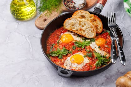 El shakshuka es ideal para comer con pan tipo brunch