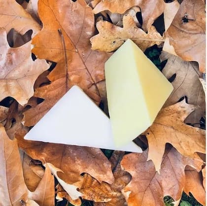 El shampoo sólido no tiene sulfatos, conservantes ni parabenos.