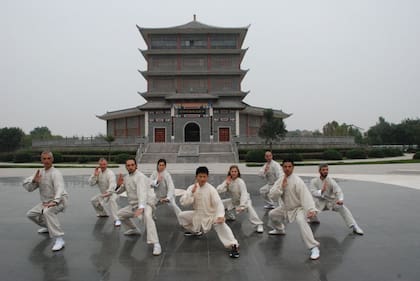 El Shaolin Kung Fu es el arte marcial del legendario Templo Shaolin, en la provincia de Henan, China, donde ancestralmente los monjes practican las artes marciales de Shaolin