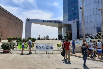 Los empleados del hotel buscan negociar con los dueños.