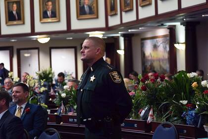 El sheriff de St. Johns, Robert Hardwick, advierte que aquellos con órdenes de arresto serán detenidos sin importar su estatus migratorio