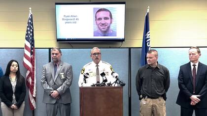 El sheriff del condado de Green Lake, Mark Podoll, brindó una conferencia de prensa para explicar lo sucedido (Foto: AP)