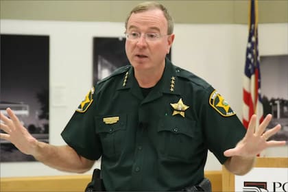 El sheriff del condado de Polk en Florida, Grady Judd, es el presidente del Consejo Estatal de Control de la Inmigración y criticó la política de DeSantis