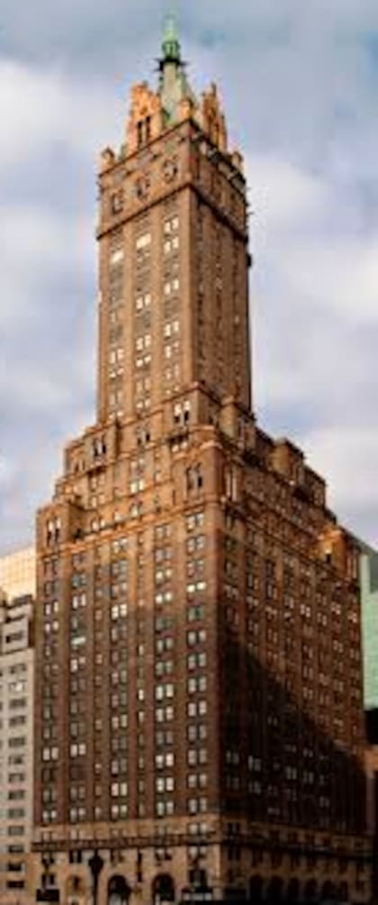El Sherry-Netherland, ubicado en la esquina de la Quinta Avenida y la calle 59, frente a Central Park, fue desde su inauguración un símbolo de elegancia neoyorquina