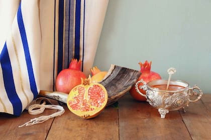 El shofar (instrumento ritual), la granada y la miel, símbolos del año nuevo judío