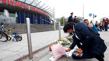 El shopping de Munich donde ocurrió el ataque se convirtió ayer en memorial
