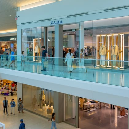 El shopping se destaca por tener una variedad de marcas de lujo tanto en diseño de moda como en joyería