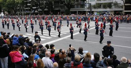 El show comenzó con la salida de la Banda de Conciertos del Ejército de Chile, con su característico penacho rojo