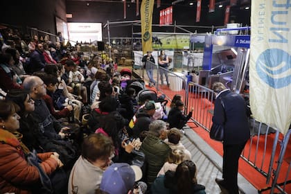 Es furor entre la gente: el novedoso tambo robótico que se roba las miradas en la Rural 14 El show de la tribuna