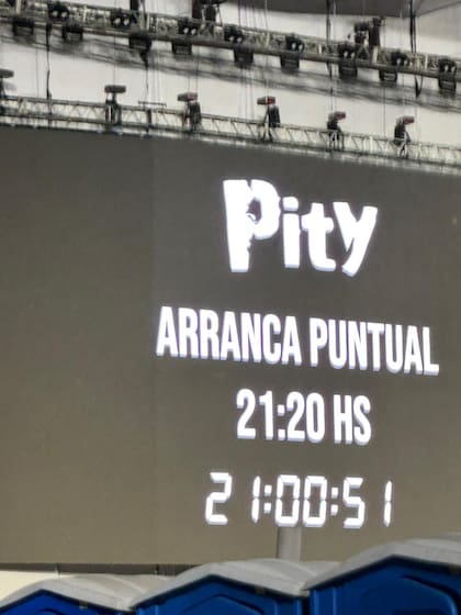 El show de Pity Álvarez comenzó puntual. Fueron más de tres horas donde el cantante interpretó 33 canciones