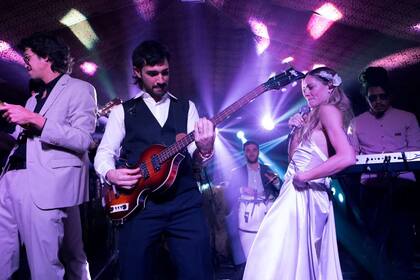 El show musical de la noche estuvo a cargo de los novios