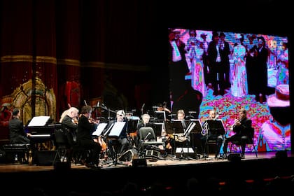 El show por el 130 aniversario de AMIA contó con un ensamble compuesto por trece músicos, el espectáculo contará con la dirección musical del director de orquesta y compositor, Ezequiel Silberstein. Con la proyección de producciones audiovisuales realizadas para esta conmemoración, la música fue el hilo conductor para celebrar el encuentro entre lo argentino y lo judío