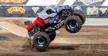 El show principal de Monster Jam presenta una competencia que combina carreras y pruebas de estilo libre, con saltos, giros y maniobras en las que los camiones se elevan varios metros