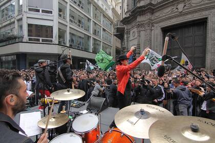 El show sorpresa de Ciro en el microcentro. Fotografía Lole Martínez / Gentileza 300 Producciones