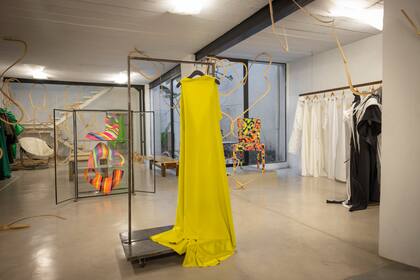 El showroom de Min Agostini en San Telmo, una síntesis de su trabajo atravesado por la creatividad y el arte: una silla de Marta Minujín, las carteras Codarte y, en primer plano, el vestido Capón. La diseñadora cuenta con dos grandes líneas: una, más experimental, conformada por piezas más escultóricas y volumétricas; y otra, para fiesta y diseños diarios. Próximamente, lanzará Hits -piezas con precios accesibles- a través de su e-commerce.