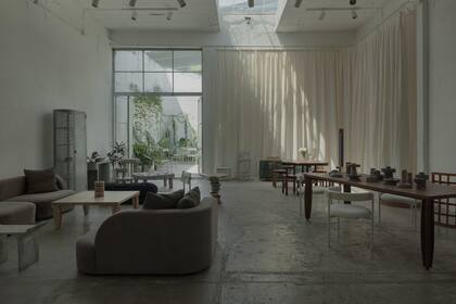 El showroom nuclea firmas de autor y, además, un taller donde producen mobiliario, piezas escultóricas, textiles y objetos únicos