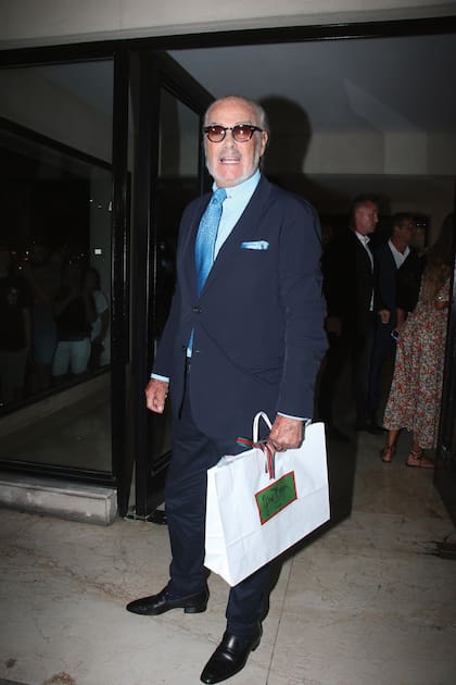 El siempre elegante Gino Bogani llegó a la casa de Mirtha con un regalo de su marca.