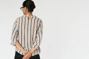 Cuál es el significado de caminar con las manos atrás de la espalda