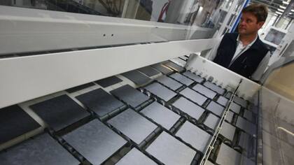 El silicio se usa para fabricar productos como las celdas de los paneles solares