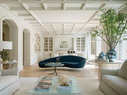 El sillón azul es un clásico moderno original del diseñador italiano Ico Parisi. Aunque es un punto focal importante, aquí la clave viene desde arriba.