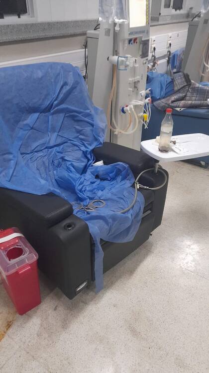 El sillón de diálisis del Hospital de Córdoba del cual se fugó el violador Emilio Bustos; sueltas, las esposas que logró quitarse