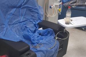 El sillón de diálisis del Hospital de Córdoba del cual se fugó el violador Emilio Bustos; sueltas, las esposas que logró quitarse