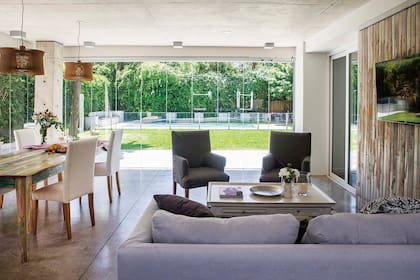 El sillón de dos cuerpos fue enfundado en Panamá gris claro, y los silloncitos, retapizados con un género gris grafito de Compañía del Comercio.