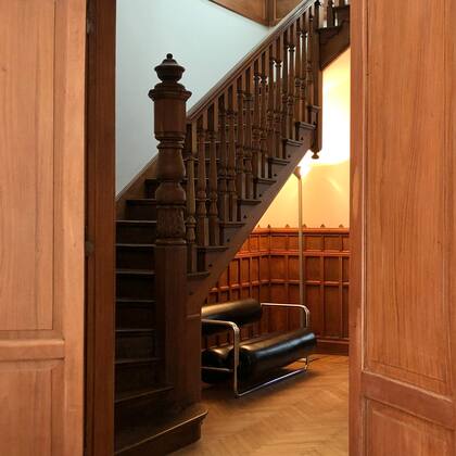 El sillón de los años 60 fue un hallazgo en un remate Roldán. La boiserie, la escalera y los pisos fueron pulidos y reacondicionados sin alterar sus propiedades naturales.