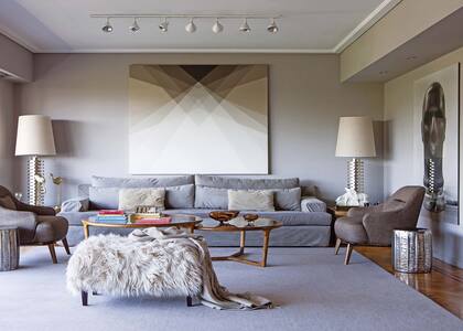 El gran sofá es creación de Rodrigo para Harturo Design,donde también se consiguen las mesas bajas. La obra de Andreas Magdanz, fotógrafo alemán, pertenece a una serie sobre los búnkers de la Segunda Guerra.