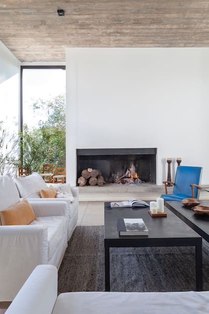 El sillón Divanlito con tapizado de cuero azul es original de los años 70.