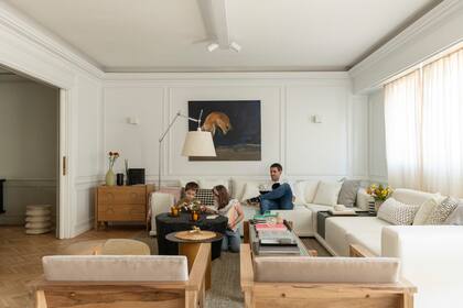 El sillón ‘Gavilán’ tiene una mesa de apoyo incorporada (Bull). Un juego de tres mesas ratonas rompe con el armado clásico: una con tapa de vidrio transparente, otra con vidrio color ámbar y, la tercera, un tronco de ciprés quemado y laqueado (todo de Bull).