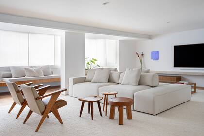 El sillón-isla, de gran tamaño y con movimientos automatizados, cumple un rol central ya que funciona a la vez para los dos sectores.