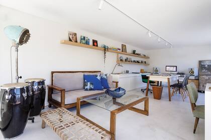 El sillón y la mesa ratona de madera y vidrio solían estar en la casa de soltero de César; fueron diseñados por él. Almohadones (Pezkoi Deco).
