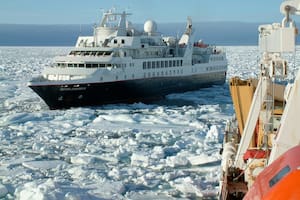 Una empresa de cruceros que viaja a la Antártida deja el puerto de Ushuaia para partir ahora desde Chile