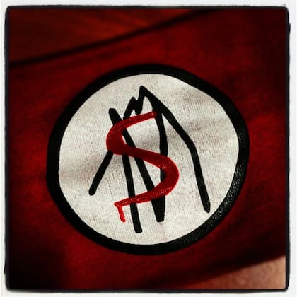 El smbolo oficial de "Say No More" (SNM)