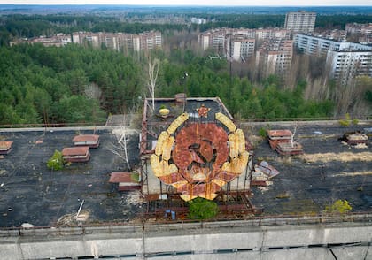 El símbolo oxidado de la Unión Soviética se ve sobre un edificio en la ciudad fantasma de Pripyat, cerca de la central nuclear de Chernnobyl (AP Foto/Efrem Lukatsky)