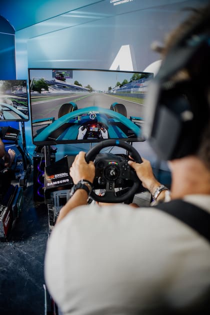 El simulador de Actron desafía al público a bajar su tiempo por vuelta y ganarle al cronómetro en plena Playa Varese.