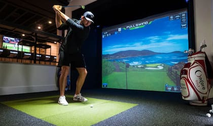 El simulador de golf instalado en el gimnasio de la Mansión del Gobernador, fue donado en 2019 por un empresario aliado de DeSantis