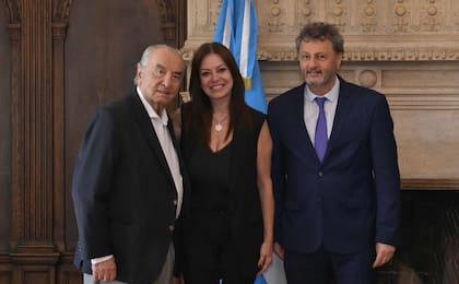 El sindicalista Armando Cavalieri, a fines de 2023, con la ministra de Capital Humano, Sandra Pettovello, y el exsecretario Omar Yasin