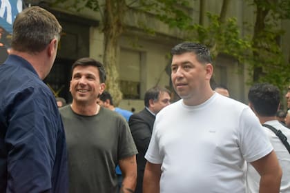 El sindicalista del vidrio Cristian Jerónimo (de remera blanca) es uno de los candidatos a integrar el próximo triunvirato de la CGT; lo acompaña Juan Pablo Brey, referente de Aeronavegantes