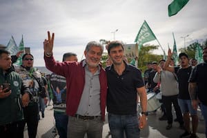 Un camión volcó en ruta 40, el chofer murió y los vecinos saquearon la mercadería que llevaba - Image 3
