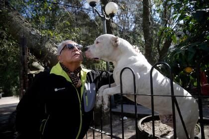 El sindicalista Juan Pablo "Pata" Medina en su casa de Ensenada junto con "Pampa", su perro dogo